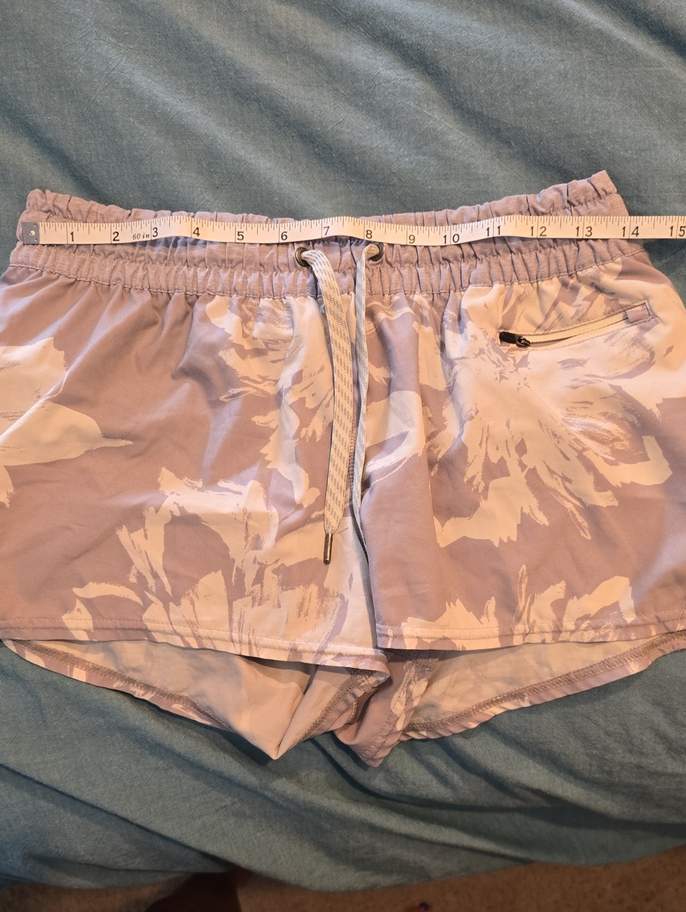 Vuori Clementine Light Gray & White Floral Athletic Shorts - Picture 5 of 5